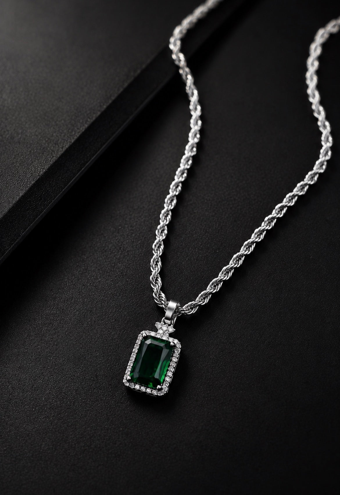 GREEN EMERALD PENDANT WITH ROPE CHAIN